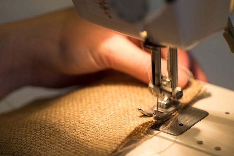 diy-burlap-bag-craft-treat-bags-3