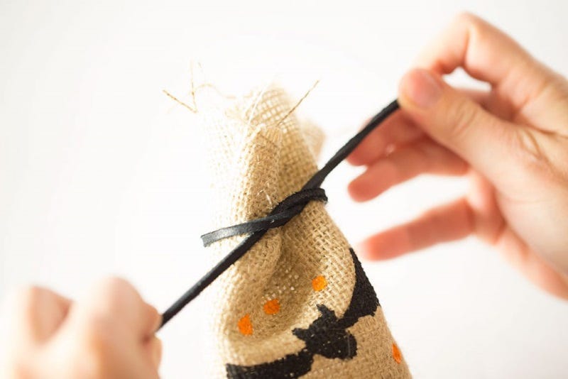 diy-burlap-bag-craft-treat-bags-5